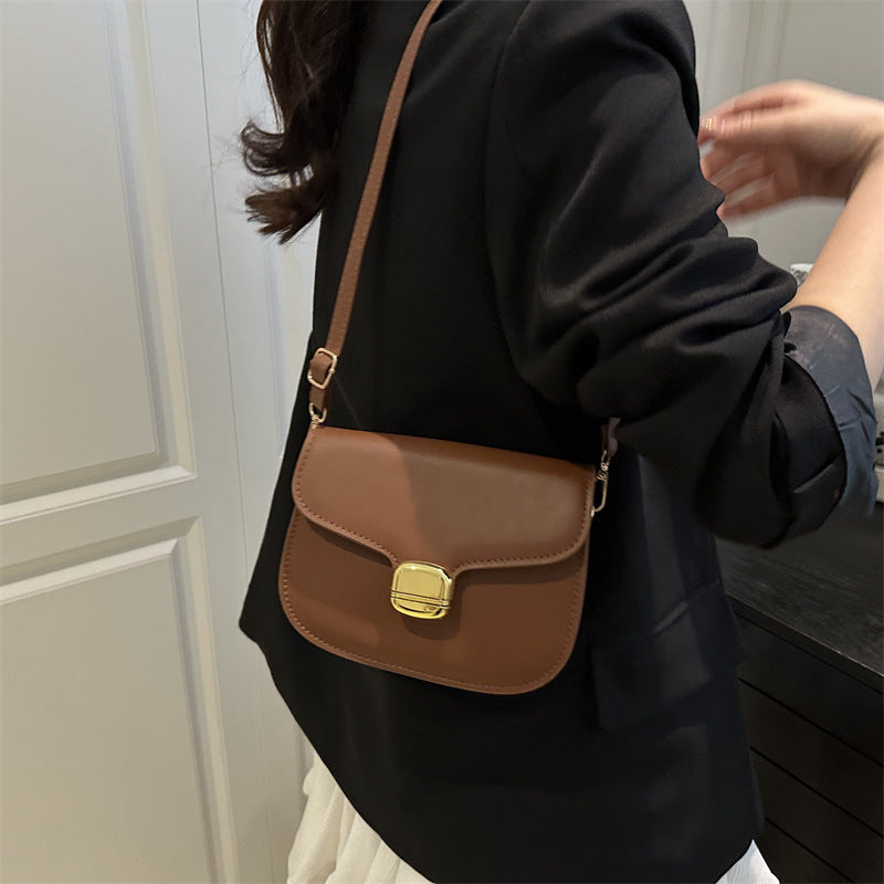Chic Essentials – Minimalist Crossbody Bag for Everyday Style