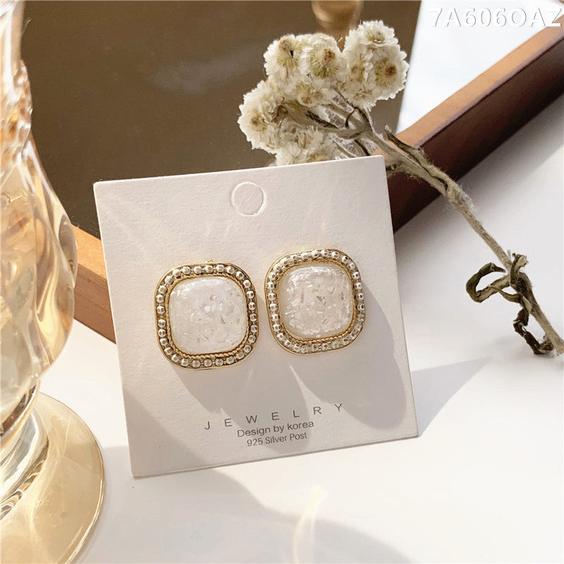 Elegant Shell-Inspired Square Stud Earrings – Timeless Gold & Pearl Look