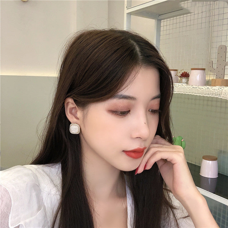 Elegant Shell-Inspired Square Stud Earrings – Timeless Gold & Pearl Look