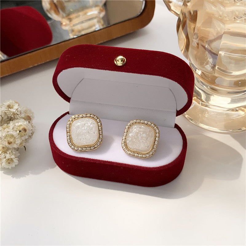 Elegant Shell-Inspired Square Stud Earrings – Timeless Gold & Pearl Look