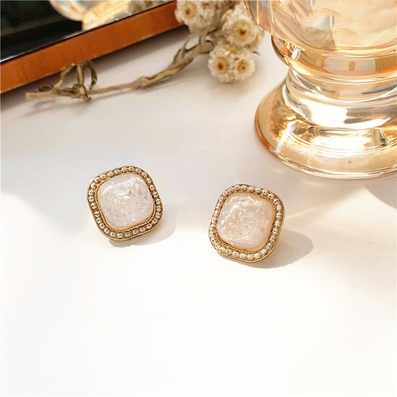 Elegant Shell-Inspired Square Stud Earrings – Timeless Gold & Pearl Look