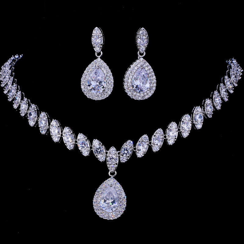 Emerald Elegance Jewellery Set – Green Teardrop Necklace & Earrings for Glamorous Evenings