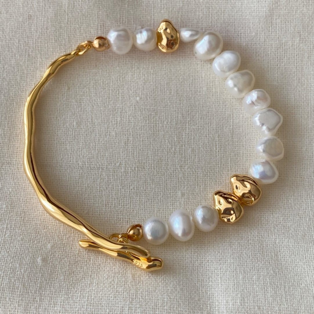 Elegant Pearl-Inspired Gold Bracelet for Women