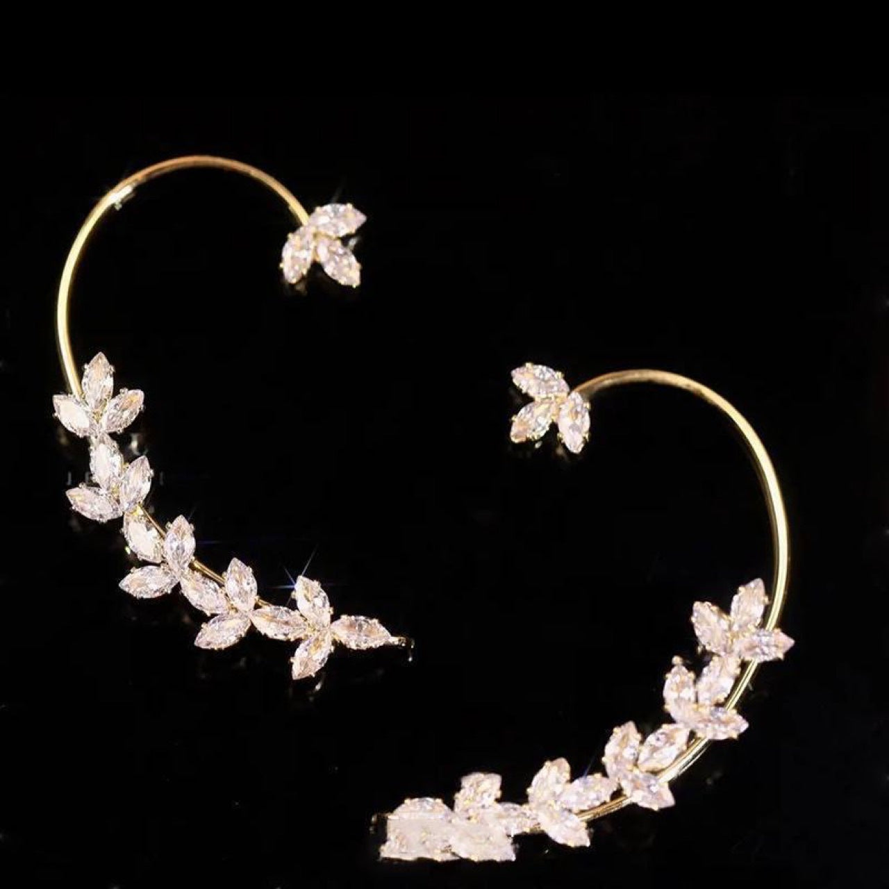 Crystal Leaf Ear Cuff – Elegant Shine Without a Piercing