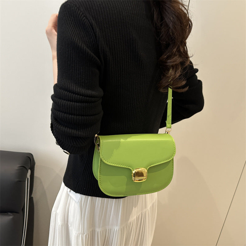 Chic Essentials – Minimalist Crossbody Bag for Everyday Style