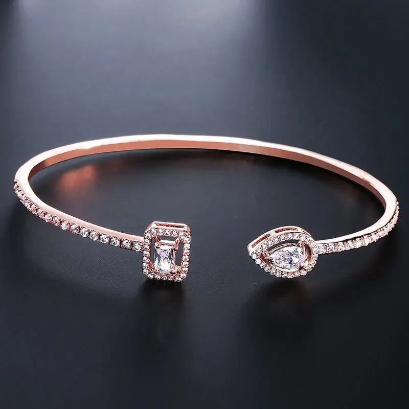 Nova Cuff Bracelet – Elegant Geometric Bangle for Women
