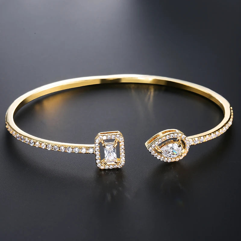 Nova Cuff Bracelet – Elegant Geometric Bangle for Women
