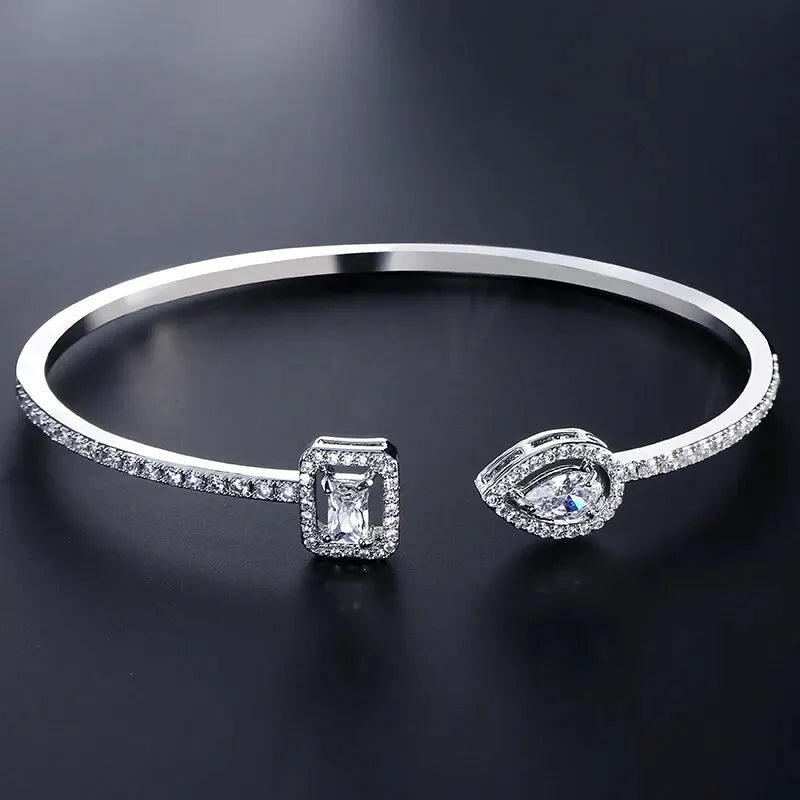 Nova Cuff Bracelet – Elegant Geometric Bangle for Women