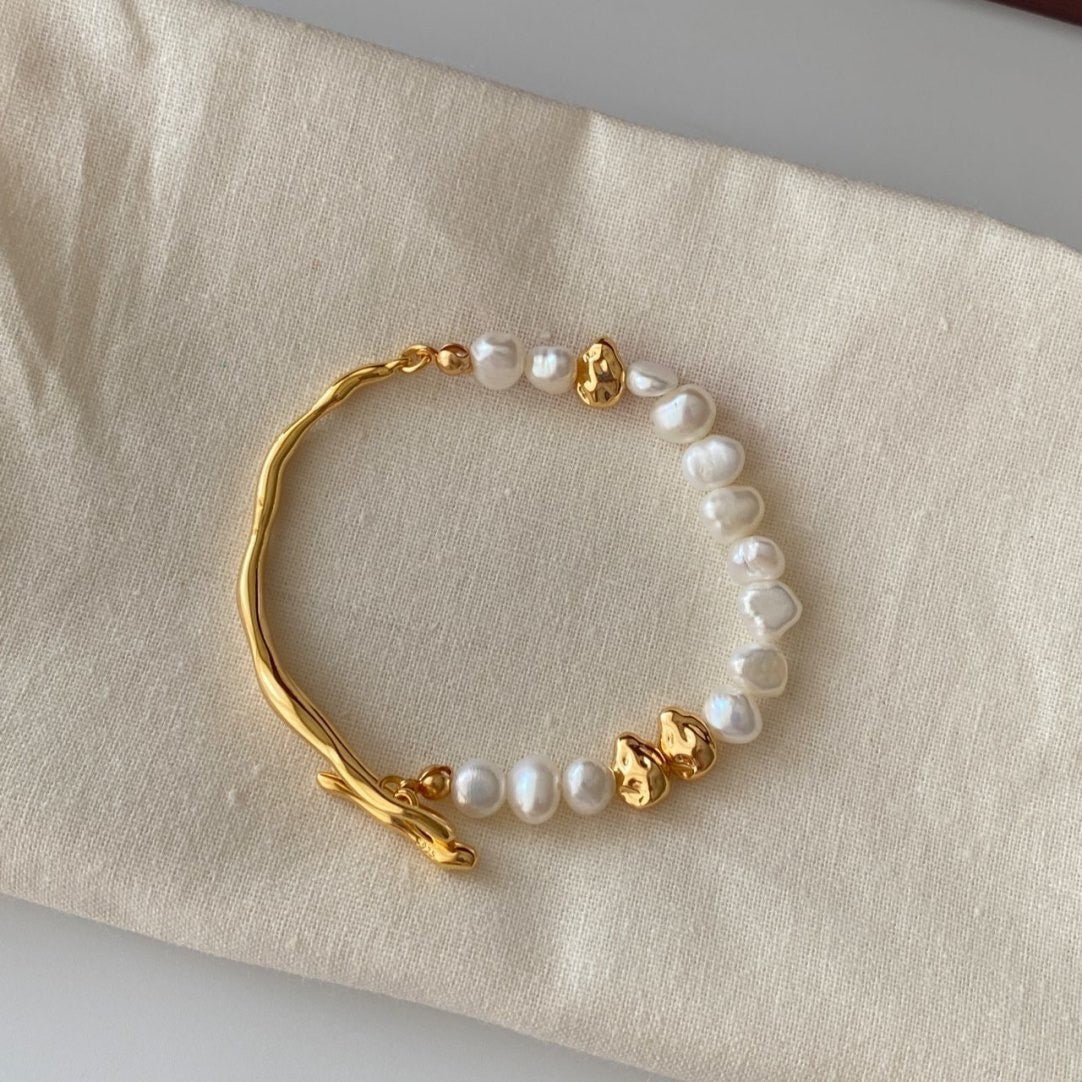 Elegant Pearl-Inspired Gold Bracelet for Women